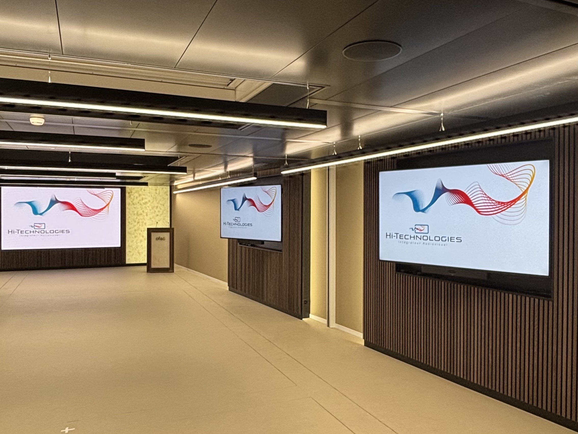 Ofac mur LED Hi Technologie intégration audiovisuelle salle polyvalente
